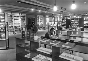 读者正在书店内安静地阅读。河南省新华书店发行集团 供图